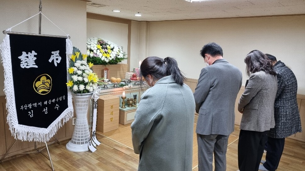 지난달 27일 부산 해운대구 반송장례식장에 차려진 무연고 사망자 박아무개씨 빈소에 해운대구 직원들이 조문하고 있다. 해운대구 제공