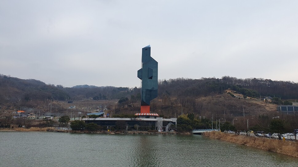 명암저수지 변에 조성된 명암타워. 오윤주 기자