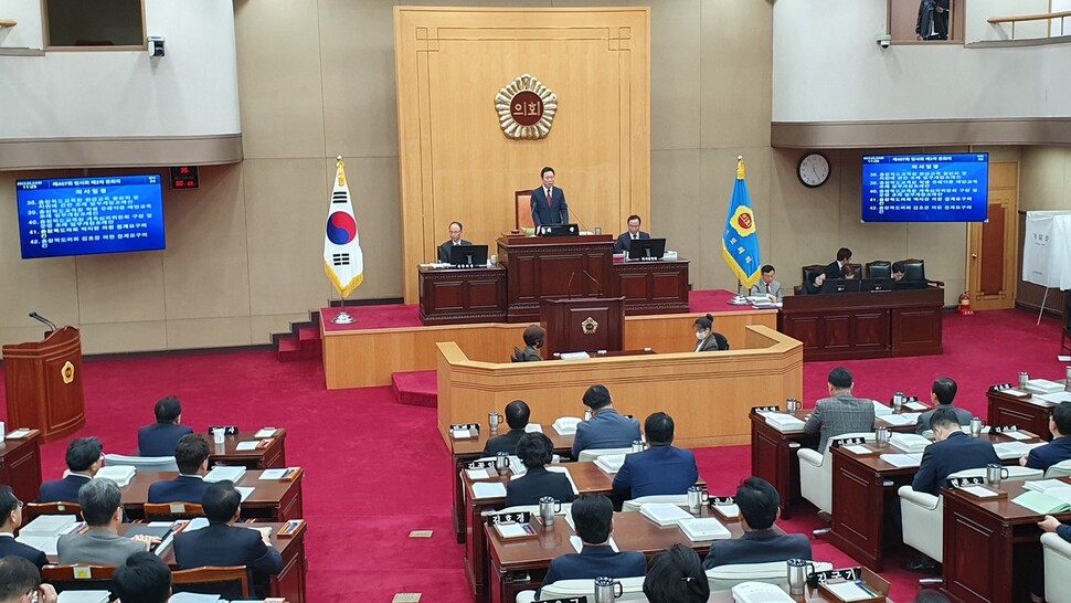 충북도의회가 24일 407회 임시회 본회의에서 ‘기내 음주 추태’ 의혹을 산 박지헌 의원 관련 징계 요구안을 의결했다. 오윤주 기자