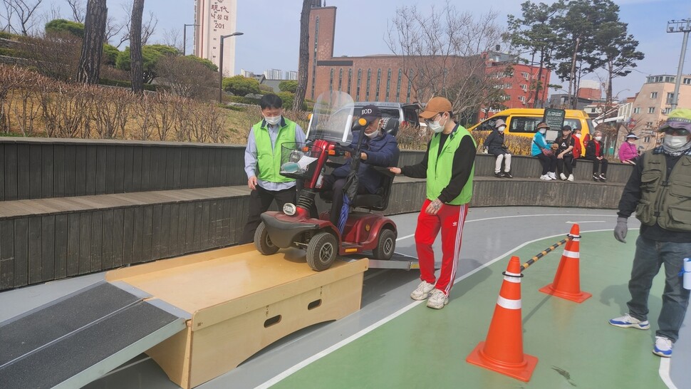 지난 23일 서울 관악구 전동휠체어 운전연습장에서 한 교육생이 경사로를 오르는 연습을 하고 있다.