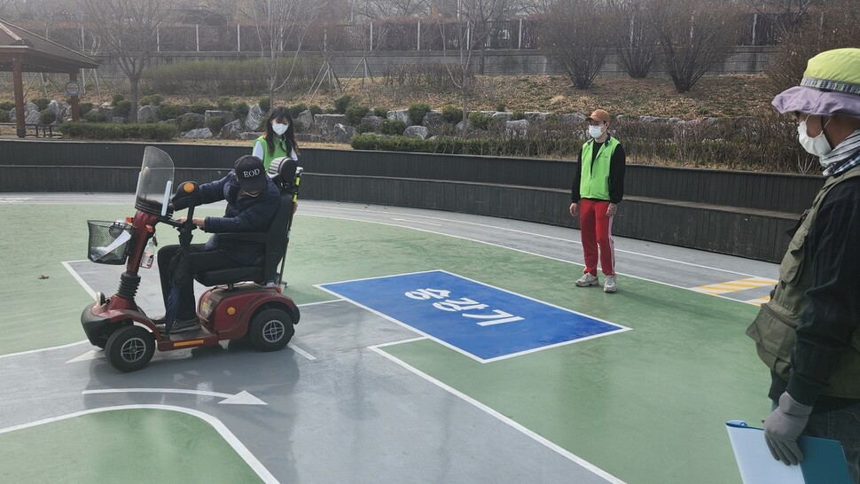 지난 23일 서울 관악구 전동휠체어 운전연습장에서 한 교육생이 후진해서 승강기에 진입하는 연습을 하고 있다.