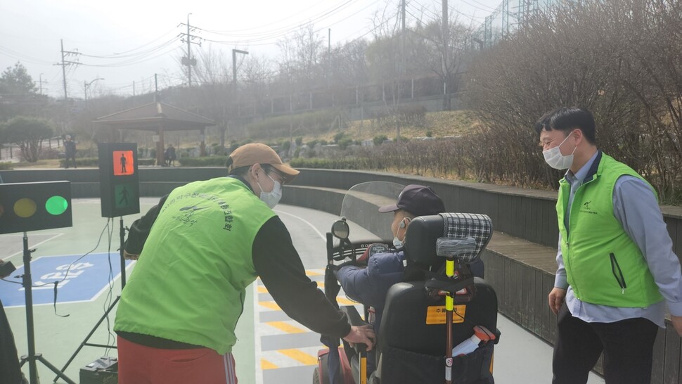 지난 23일 서울 관악구 전동휠체어 운전연습장에서 한 교육생이 신호등을 보고 길을 건너는 연습을 하고 있다.