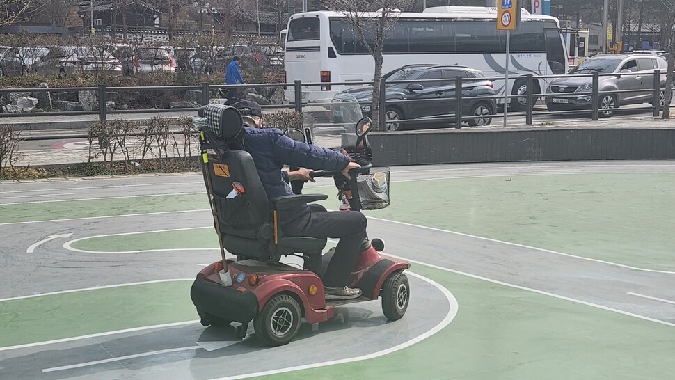 지난 23일 서울 관악구 전동휠체어 운전연습장에서 한 교육생이 연습을 하고 있다.