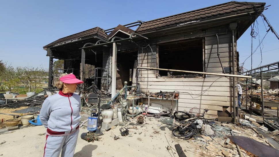 12일 오전 강원도 강릉시 안현동에서 함종금(72)씨 불에 탄 집과 전기 자전거를 보고 있다. 김규현 기자