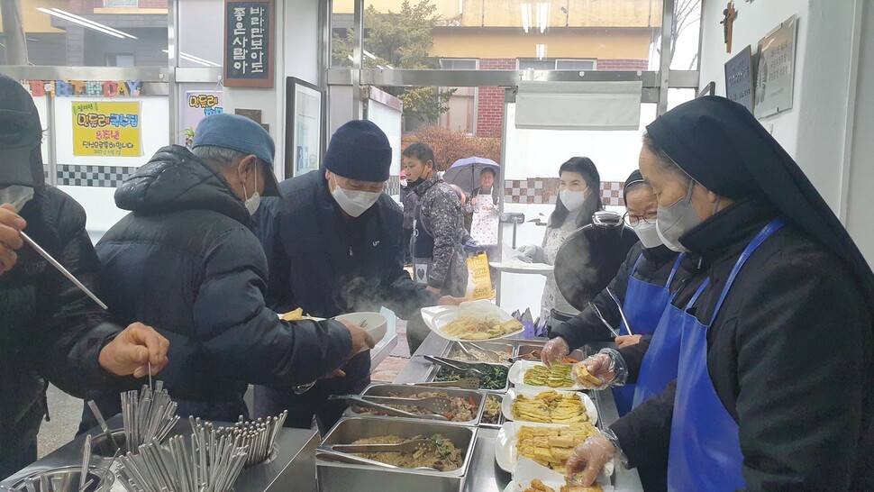 가톨릭수녀들이 민들레국수집에서 노숙인들에게 무료 급식 봉사를 하고 있다. 사진 민들레국수집 제공