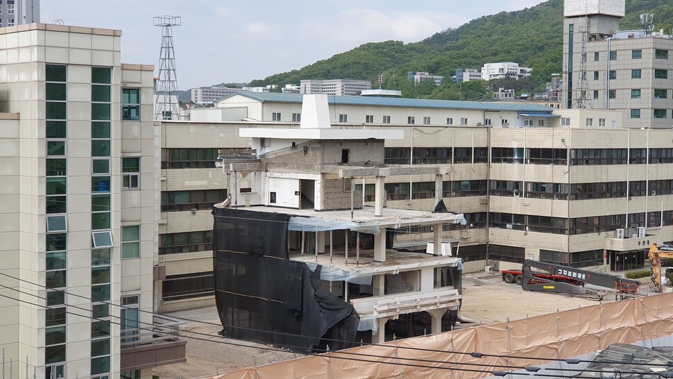 잔해만 남은 옛 청주시청 본관, 뒷부분이 검은 장막에 가려져 있다. 청주시는 이달 안에 1층 로비와 2~3층 현관만 남기고 모두 철거할 계획이다. 오윤주 기자