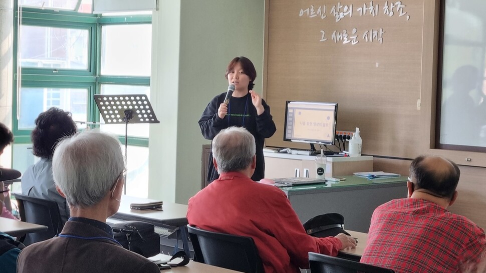 ‘추억 공유 디지털 영상자서전 사업’ 교육을 받는 어르신들. 충북도 제공