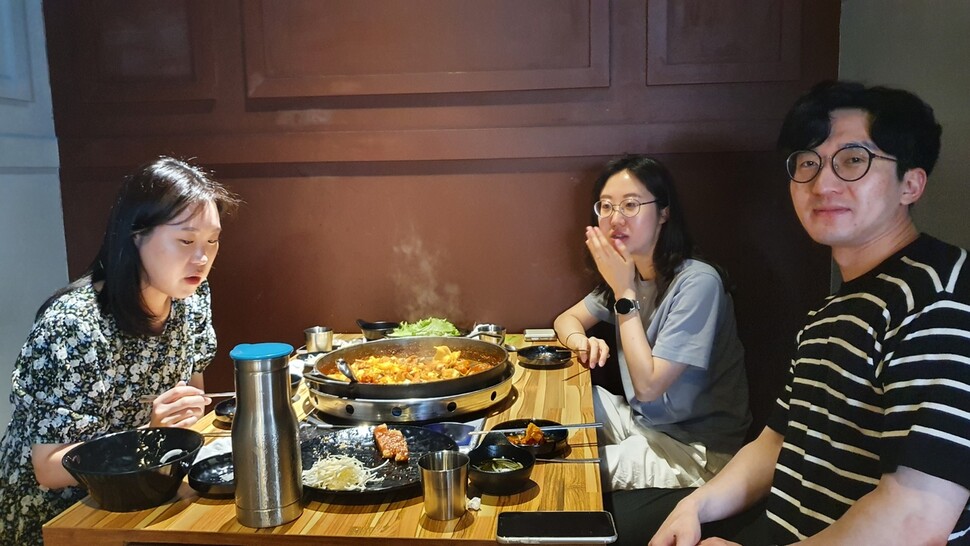 괴산군청 경제과 직원들이 20일 괴산읍의 한 식당에서 ‘괴산 맛 잇(eat) 데이(day)’ 미션을 수행하고 있다. 괴산군 제공