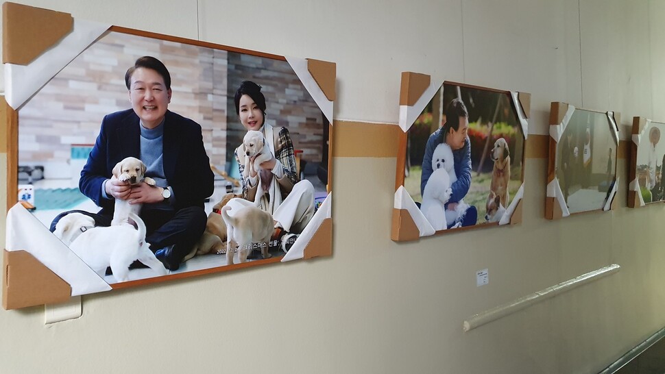 충북도가 지난 30일 도청 본관에 설치한 윤석열 대통령 사진. 충북도는 이곳에 걸려있던 지역 작가의 작품 대신 윤 대통령 사진을 걸었으며, 오는 3~14일 사진전을 열 계획이었다. 오윤주 기자