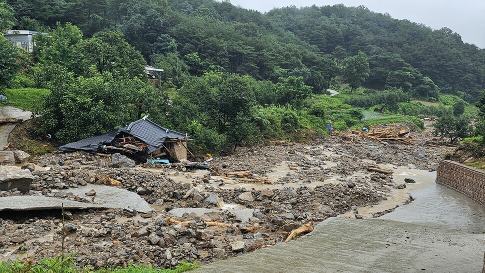 18일 경북 예천군 은풍면 금곡리에서 구조당국이 실종된 김아무개(68)씨 수색 작업을 하고 있다. 김영동 기자