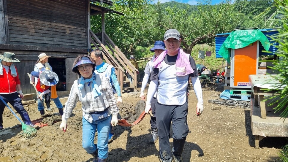 서울 중랑구 의원 등이 특별재난지역으로 선포된 괴산군에서 수해 복구를 돕고 있다. 괴산군 제공