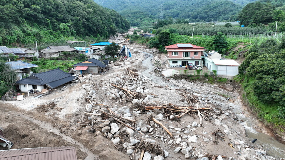 지난달 15일 새벽 내린 폭우로 산사태가 일어난 경북 예천군 감천면 벌방리. 예천군 제공