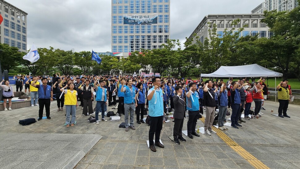 29일 부산시청 앞 광장에서 민주노총 부산본부가 결의대회를 열어 부산시의 대중교통 요금 인상 철회 등을 요구했다. 김영동 기자