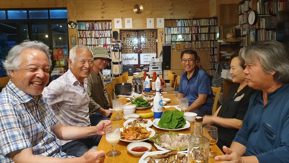 김윤모 라다크 촌장(맨 왼쪽)과 주민 등이 지난달 30일 라다크 공유밥상을 즐기고 있다. 오윤주 기자