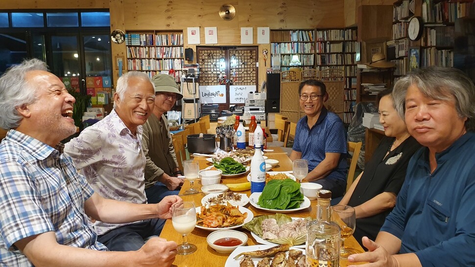 김윤모 라다크 촌장(맨 왼쪽)과 주민 등이 지난달 30일 라다크 공유밥상을 즐기고 있다. 오윤주 기자