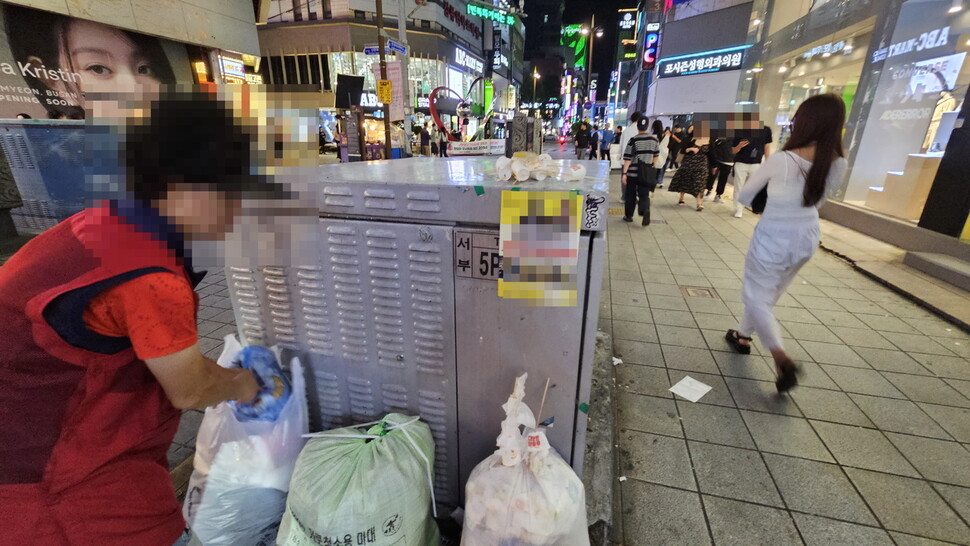 지난 22일 저녁 부산 부산진구 서면의 거리에서 상인 박아무개씨가 탕후루 쓰레기 등을 정리하고 있다. 김영동 기자