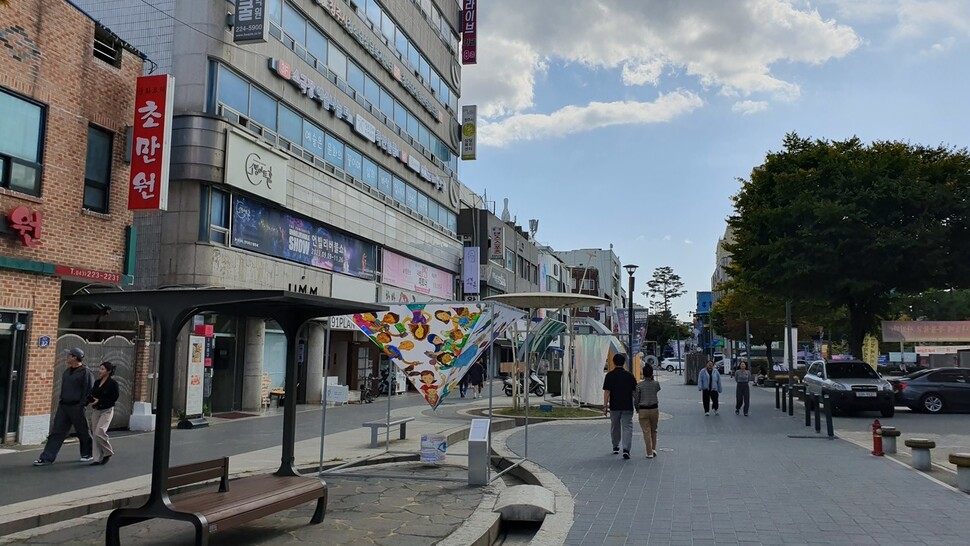 11일 오후 ‘작은 대학로’로 발돋움하는 청주 옛 도심 문화예술 거리. 오윤주 기자