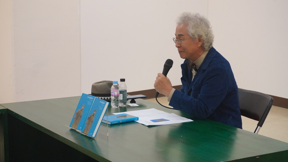 25일 서울 중구 순화동천에서 열린 기자간담회에서 이동순 시인이 홍범도 장군에 대한 테마 시집 ‘내가 홍범도다’(한길사)에 대해 이야기하고 있다. 한길사 제공