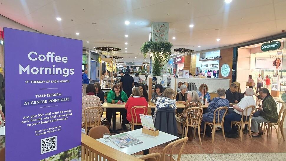 지난 7일 오스트레일리아 뉴사우스웨일스주 혼즈비 지역 쇼핑몰에서 열린 ‘빌리지 허브’ 커피 모임. 55살이 넘은 이면 누구나 참여할 수 있다. 박다해 기자