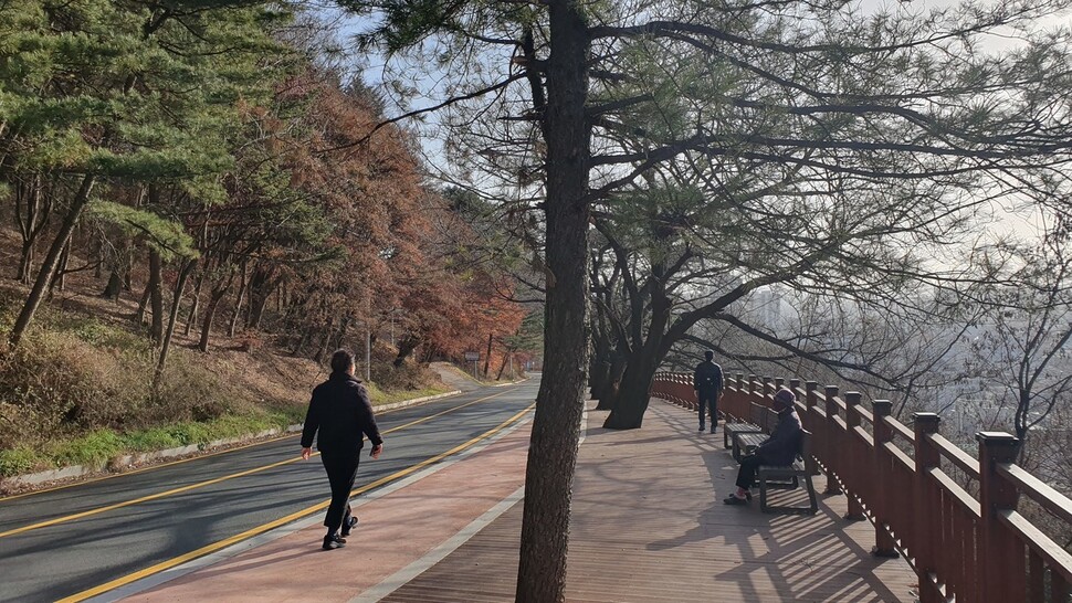 7일 오후 시민들이 개장을 앞둔 우암산 둘레길을 걷고 있다. 오윤주 기자