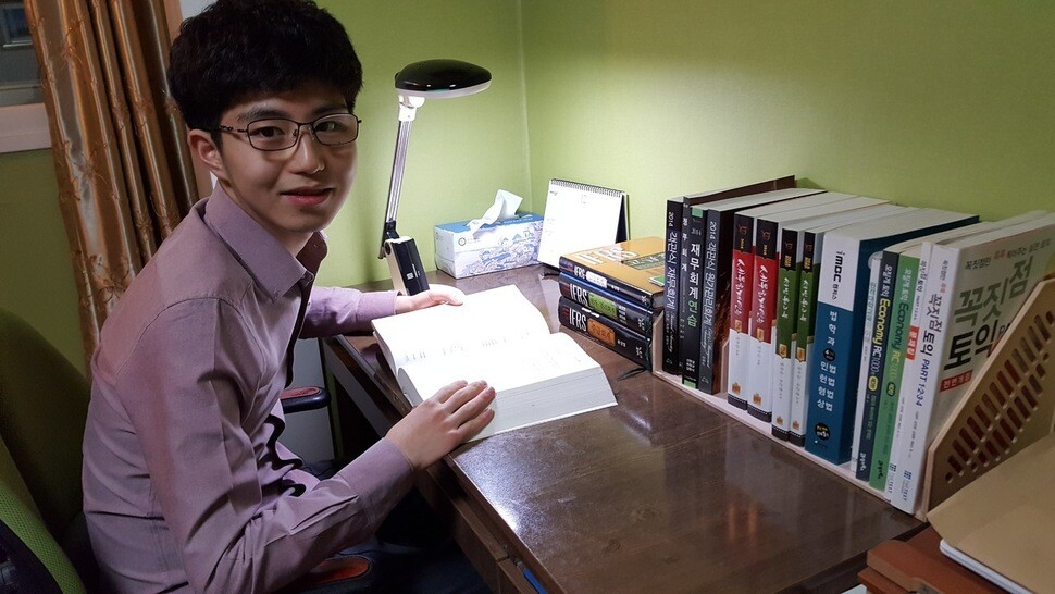최연소 공인회계사 조만석군은 방송대 법학과 재학생이다. 퇴근 뒤 대학생으로 변신해 원격강의를 듣는다. 조만석군 제공
