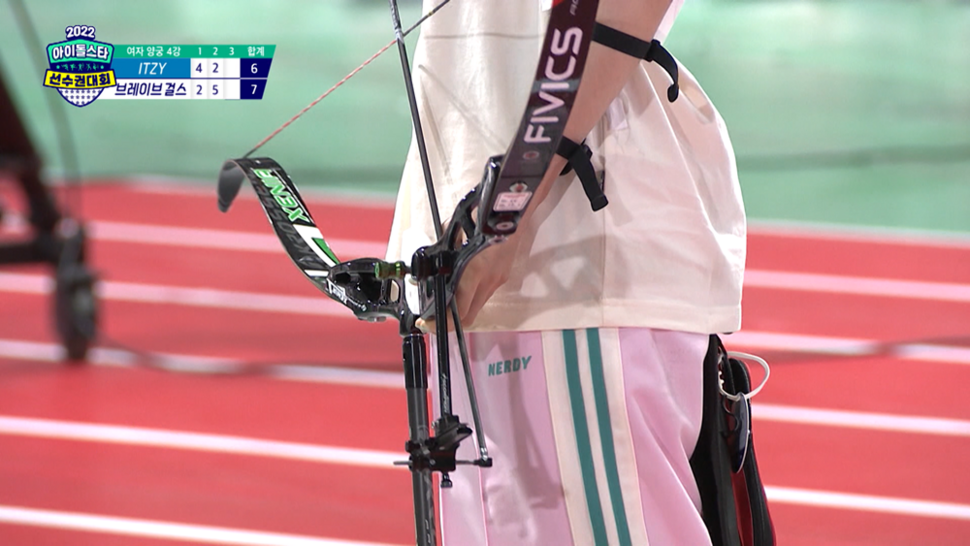 육상 경기에서 남자 아이돌 스타들이 착용한 ‘팔레트 트랙’에 자가드로 짜인 유니크한 로고 테이프는 시청자들의 눈길을 사로잡았으며, 양궁 종목의 여자 아이돌 스타들이 착용한 ‘엔와이 트랙’은 널디를 상징하는 시그니쳐 2선 디테일과 산뜻한 색감이 아이돌로서 착용자의 매력을 높였다. 육상 경기에서 남자 아이돌 스타들이 착용한 ‘팔레트 트랙’에 자가드로 짜인 유니크한 로고 테이프는 시청자들의 눈길을 사로잡았으며, 양궁 종목의 여자 아이돌 스타들이 착용한 ‘엔와이 트랙’은 널디를 상징하는 시그니쳐 2선 디테일과 산뜻한 색감이 아이돌로서 착용자의 매력을 높였다.