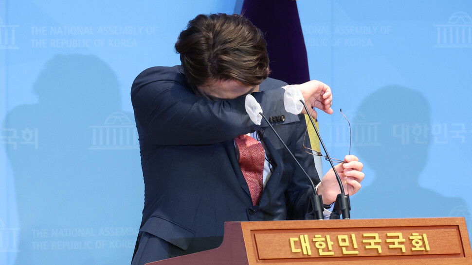 국민의힘 이준석 전 대표가 16일 국회에서 현안 관련 기자회견 중 해병대 채아무개 상병, 서초동 초등학교 교사 사건 등을 이야기하다 눈물을 흘리고 있다. 연합뉴스
