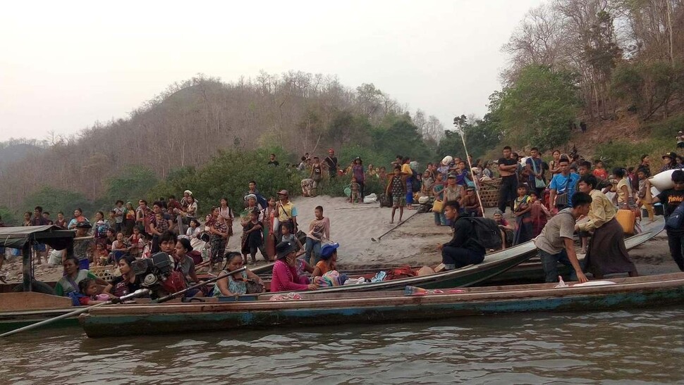 버마 정부군 공격을 받아 버마-타이 국경을 가르는 살윈강 둑으로 피신한 까렌 난민들. ⓒ 까렌정보센터(KIC)