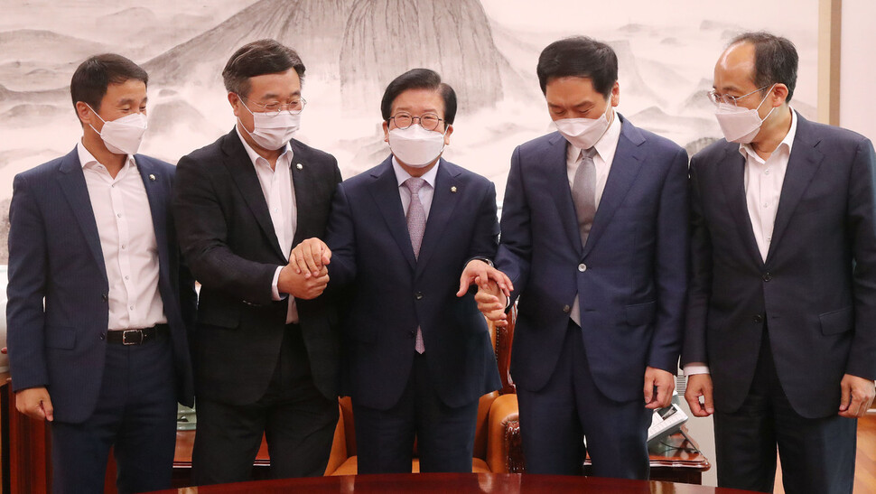 박병석 국회의장 주재로 추경안과 상임위원장 배분 등을 논의하기 위해 23일 여야 원내대표와 원내수석부대표가 회동하고 있다. 왼쪽부터 더불어민주당 한병도 원내수석부대표, 윤호중 원내대표, 박병석 국회의장, 국민의힘 김기현 원내대표, 추경호 원내수석부대표. 연합뉴스