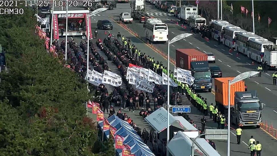 화물연대 부산지부 조합원들이 25일 오전 10시부터 부산 강서구 성북동 부산신항 삼거리에서 총파업 출정식을 열고 있다. 부산경찰청 제공