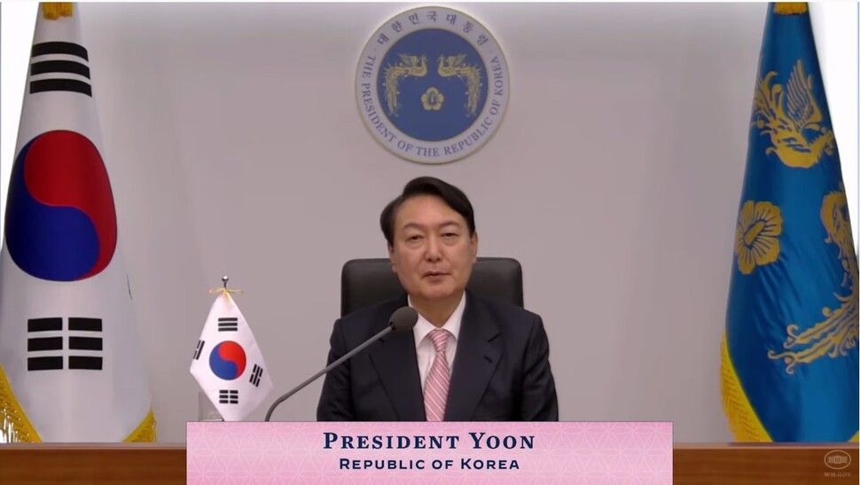 윤석열 대통령이 23일 인도·태평양경제프레임워크(IPEF) 출범 회의에 화상으로 참석해 기조 연설을 하고 있다. 미국 백악관 누리집 갈무리