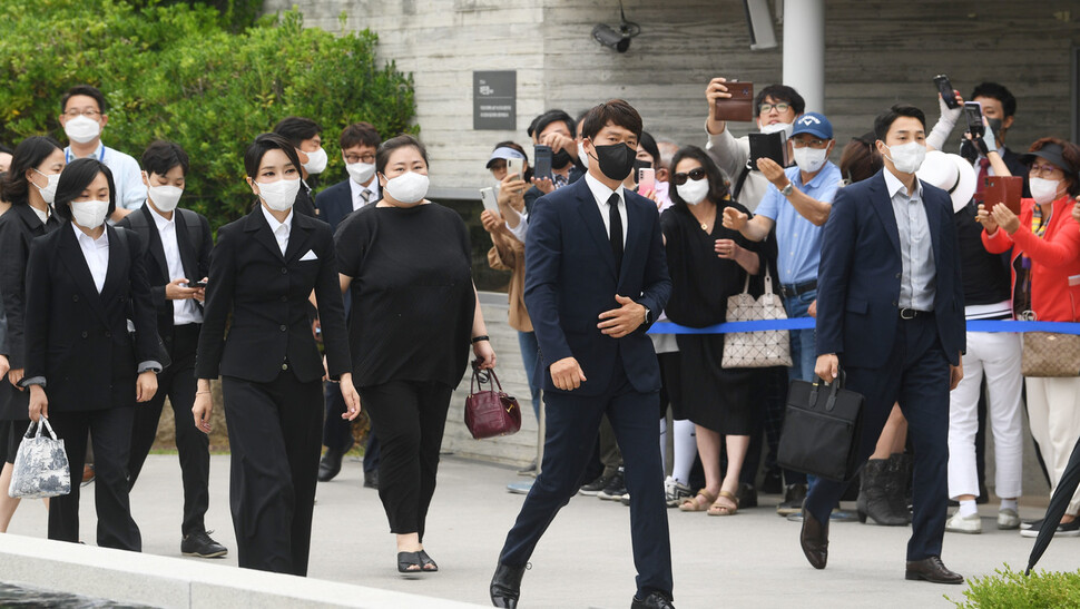 김건희 여사가 13일 경남 김해시 진영읍 봉하마을 고 노무현 전 대통령 묘역으로 향하고 있다. 김해/대통령실사진기자단