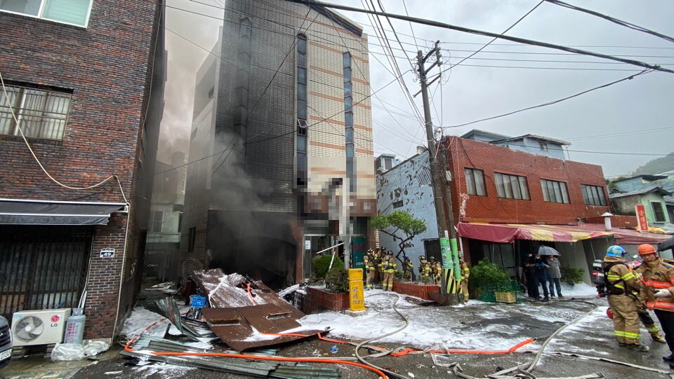 1일 오후 1시40분께 부산 동구 좌천동 ㅊ목욕탕에서 원인을 알 수 없는 화재와 폭발이 발생해 소방관 등 17명이 다쳤다. 부산소방본부 제공