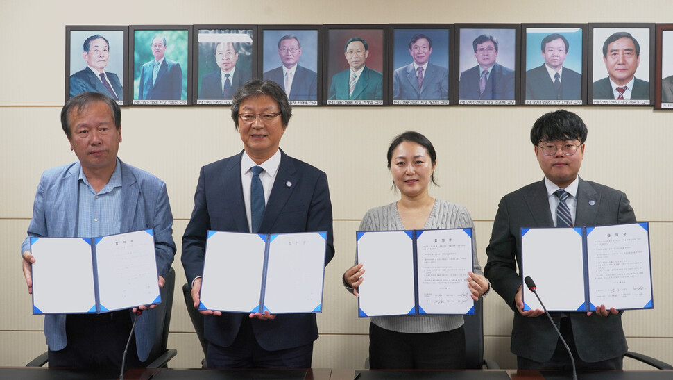 송영호 직원협의회장, 김정구 교수회장, 이유미 조교협의회장 직무대리, 김요섭 총학생회장(왼쪽부터)이 지난 26일 부산대 교수회관 회의실에서 총장선출 규정 개정안 합의문에 서명했다. 부산대 제공