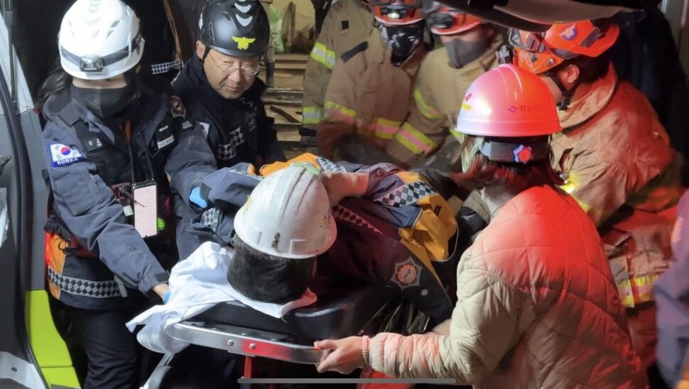 지난달 26일 오후 6시 봉화 아연광산에서 갱도가 막혀 고립된 광부 2명이 고립 221시간 만인 4일 오후 11시3분쯤 구조대에 의해 전원 무사히 구조됐다. 경북소방본부 제공