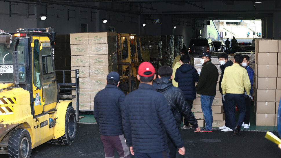 대구·경북에서 코로나19 확진자가 늘어나는 가운데 26일 오후 대구시 수성구 대흥동 대구스타디움에서 중앙정부에서 긴급 지원한 마스크 106만장이 대구시 각 구청과 경북 각지로 배분되고 있다. 연합뉴스