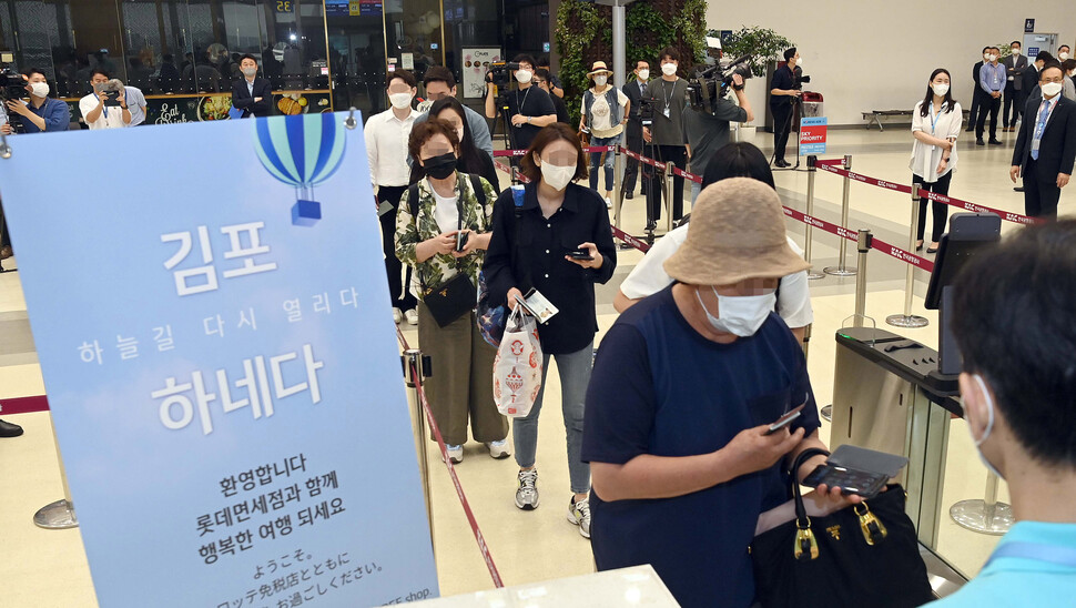 김포~하네다&nbsp;항공노선&nbsp;운항이&nbsp;재개된&nbsp;29일&nbsp;서울&nbsp;강서구&nbsp;김포국제공항&nbsp;국제선&nbsp;탑승구에서&nbsp;항공사&nbsp;직원이&nbsp;탑승객들을&nbsp;안내하고&nbsp;있다.&nbsp;공동취재사진