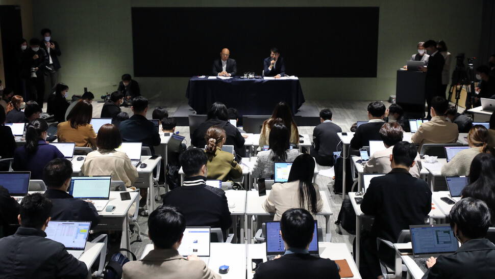 19일 경기도 성남시 카카오판교아지트에서 ‘데이터 센터 화재로 인한 장애 관련 대국민 기자회견’이 진행되고 있다. 공동취재사진