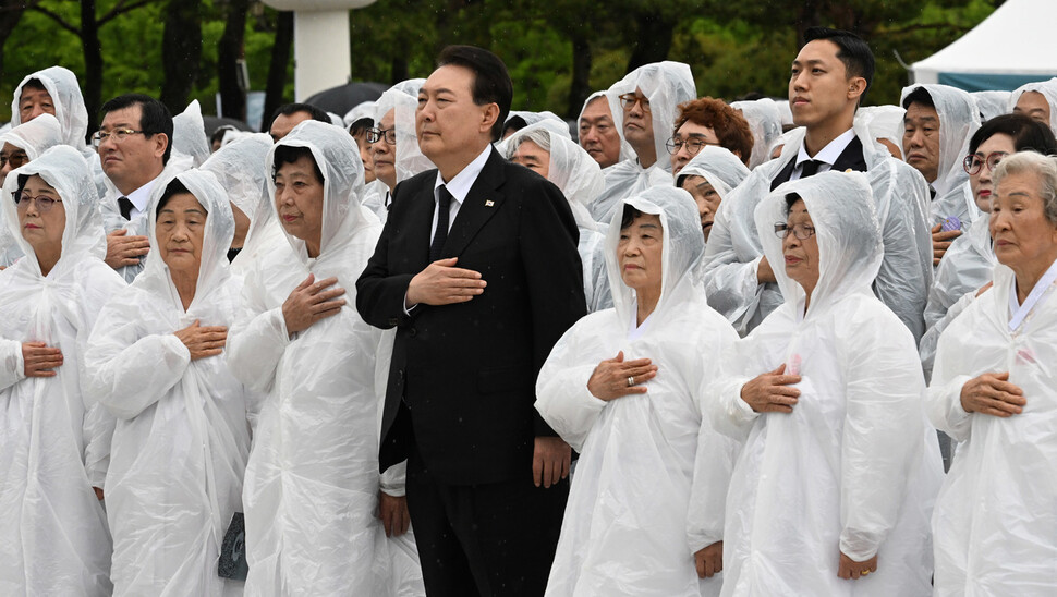 윤석열 대통령이 18일 43주년 5·18 민주화운동 기념식이 열린 광주 국립 5·18민주묘지를 찾아 오월 어머니 회원들과 함께 국기에 대한 경례를 하고 있다. 대통령실사진기자단