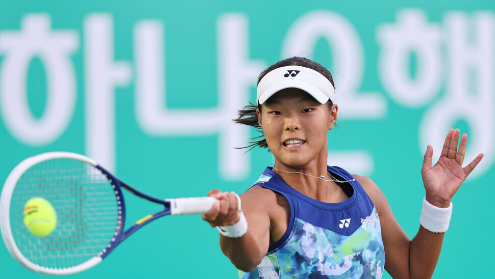 백다연이 10일 오후 서울 송파구 올림픽공원 테니스장에서 열린 여자프로테니스(WTA) 투어 하나은행 코리아오픈 2023 32강전에서 옐레나 오스타펜코(라트비아)의 공을 넘기고 있다. 연합뉴스