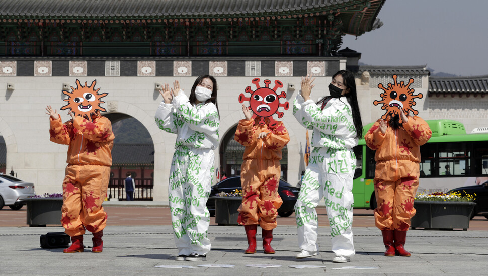 30일 오전 서울 종로구 광화문광장에서 환경보건시민센터 활동가들이 코로나 19 예방노래 공연을 열고 있다. 김혜윤 기자