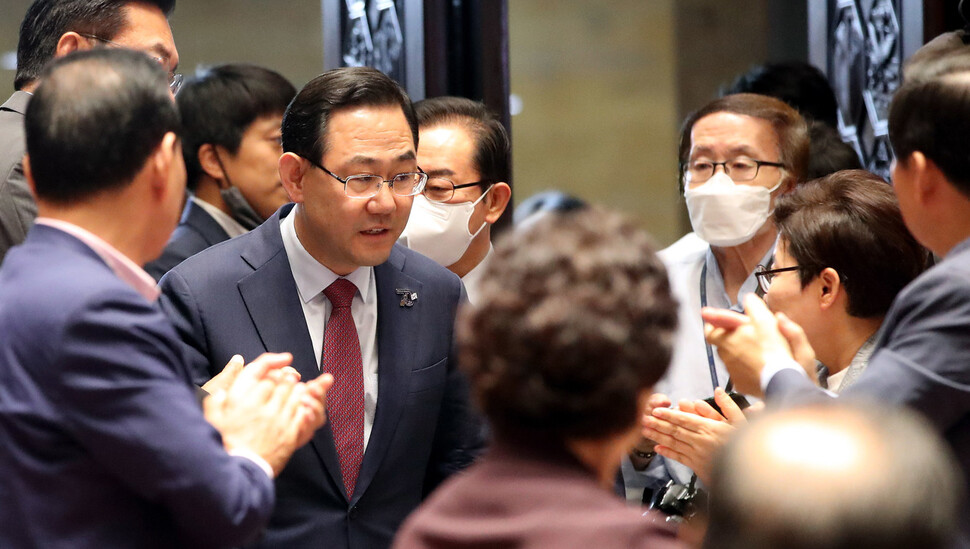 주호영 미래통합당 원내대표가 25일 오전 국회에서 열린 긴급 비상의원총회에서 재신임을 추인받은 후 의총에 참석하고 있다. 김경호 선임기자