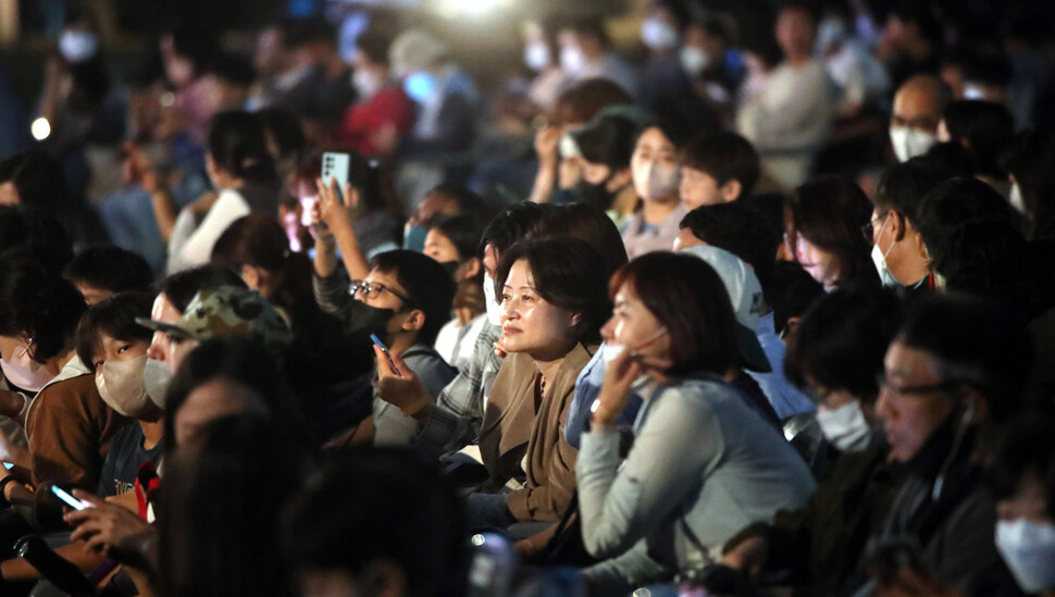 1일 밤 서울 강남구 선정릉에서 ‘2022 조선왕릉문화제, 신들의 정원’이 열려 시민들이 관람하고 있다. 김경호 선임기자