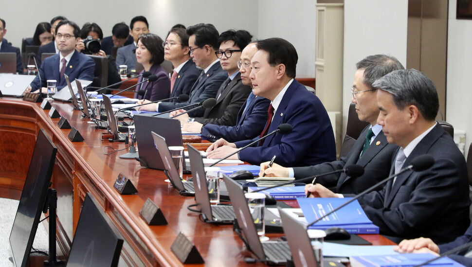 윤석열 대통령이 9일 오전 서울 용산구 대통령실에서 열린 제19회 국무회의에서 머리발언을 하고 있다. 대통령실사진기자단