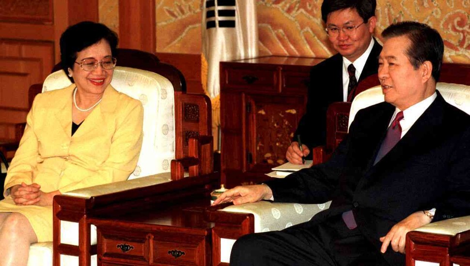 1999년 6월에 코라손 아키노는 대통령에 당선된 김대중을 찾았다. 이번 만남은 청와대에서였다. 역시 진천규 기자의 사진.