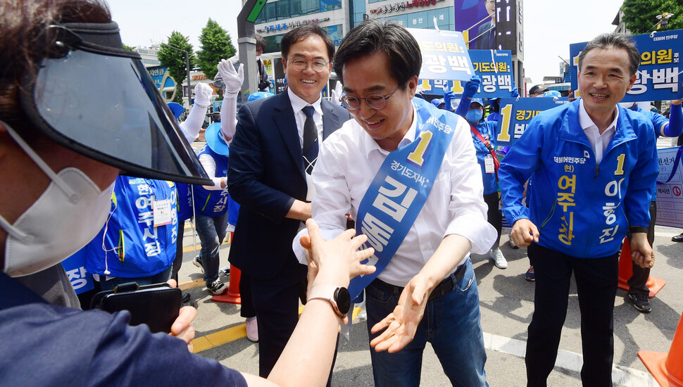 김동연 더불어민주당 경기도지사 후보가 지난 25일 경기도 여주 한글시장에서 시민과 인사하고 있다. 연합뉴스.