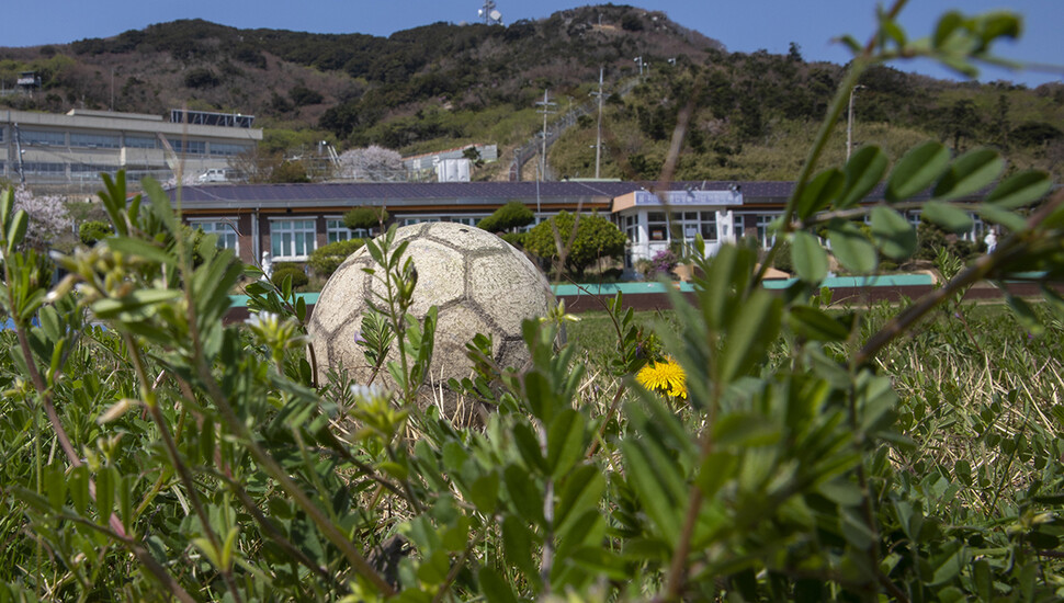 폐교 수순을 밟고 있는 어청도초등학교 운동장에 축구공이 덩그러니 놓여 있다.