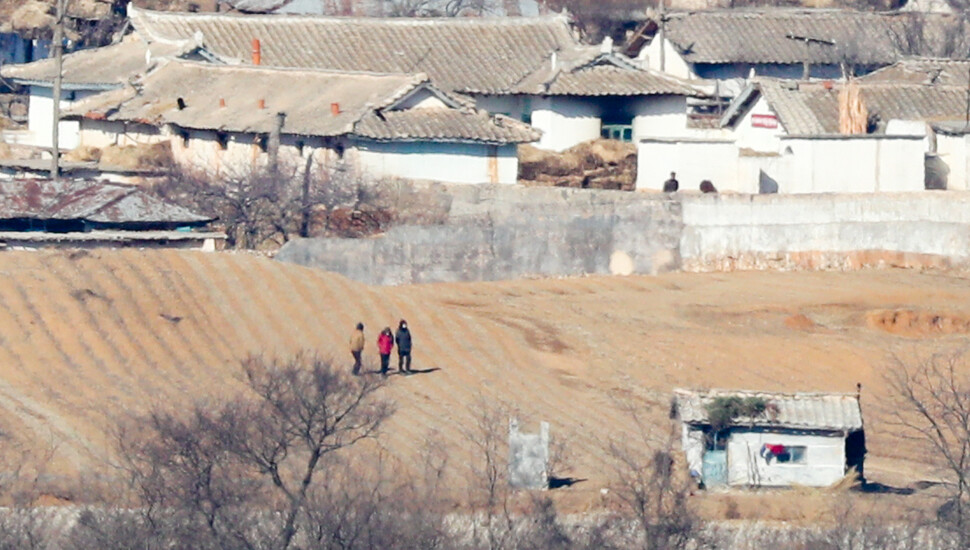 20일 오후 인천 강화도 양사면 강화평화전망대에서 바라본 황해도 개풍군 광덕면 일대에서 북한 주민들이 작업하는 모습이 보인다. 김정효 기자