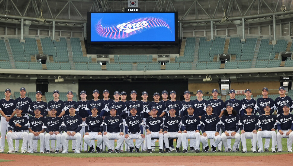 3일 오후 서울 고척 스카이돔에서 2023 세계야구클래식(WBC) 한국 야구 대표팀의 이강철 감독을 비롯한 선수들이 단체 사진을 찍고 있다. 연합뉴스