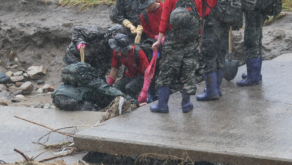 해병대 장병들이 18일 오후 경북 예천군 은풍면 율곡리 인근에서 한천을 따라 수색작업을 벌이고 있다. 백소아 기자